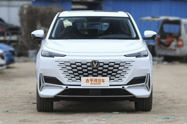 Những chiếc xe sử dụng hệ truyền động PHEV đang làm mưa làm gió tại thị trường Trung Quốc, đó là lý do vì sao mà hãng xe Changan đã tung ra mẫu xe Changan UNI-K 2023 mới vào năm ngoái và đến nay chính thức mở bàn, bàn giao đến khách hàng.