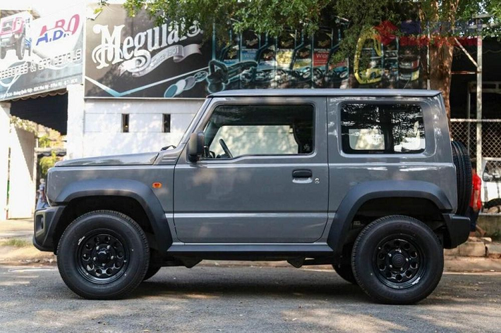 Với mức giá xe Suzuki Jimny tại Việt Nam tương đối dễ tiếp cận, không khó hiểu khi xe đã được khá nhiều khách hàng đặt cọc. Tại thị trường châu Âu, Suzuki Jimny có giá 15.499 bảng Anh (457 triệu đồng). Tại Thái Lan, mẫu xe này có giá khá cao, dao động từ 1,55 - 1,68 triệu baht (1,137 tỉ - 1,233 tỷ đồng).