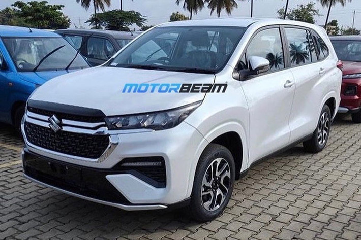 Trước thời điểm ra mắt, mẫu xe MPV Suzuki Invicto 2023 đã bất ngờ xuất hiện tại một đại lý Nexa của liên doanh Maruti Suzuki. Nexa là chuỗi đại lý chuyên bán các sản phẩm cao cấp của liên doanh này. Khi xuất hiện tại đại lý, chiếc Suzuki Invicto này không hề được ngụy trang. Nhờ đó, chúng ta có thể biết rõ thiết kế ngoại thất của mẫu MPV được ra đời từ Toyota Innova Hycross.