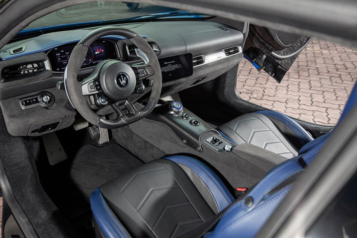 Ngoài màu sơn ghi xám, chiếc siêu xe Maserati MC20 mới lộ ảnh về nước đã được chủ xe cho "tắm nắng" trên các con đường tại Vũng Tàu có nhiều chi tiết sơn đen bao gồm luôn bộ mâm kiểu cách của xe cùng kẹp phanh màu vàng và vài chi tiết mạ crôm.