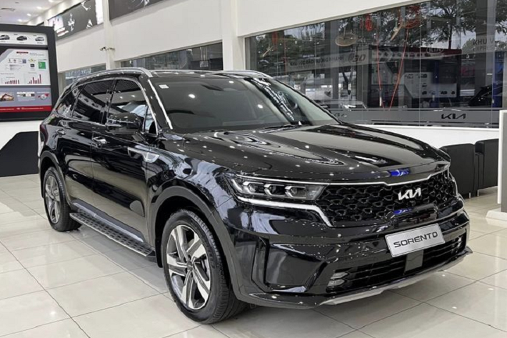 Kia SorentoĐể nâng cao sức cạnh tranh với các đối thủ, Kia Sorento cũng đang nhận được khuyến mại từ 20 - 100 triệu đồng tại đại lý. Hiện mẫu xe này đang được phân phối tại Việt Nam với 9 phiên bản, cùng mức giá niêm yết là 1,159 - 1,699 tỷ đồng.