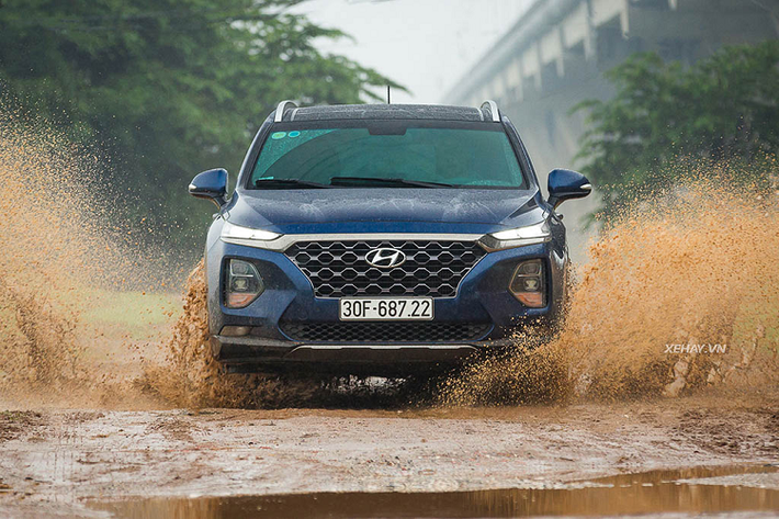 Hyundai Santa FeDù đã ưu đãi và giảm giá kịch sàn, nhưng những mẫu Hyundai Santa Fe số VIN 2022 vẫn chưa được "giải phóng" hết. Trong tháng 5 này, các đại lý lại tiếp tục ưu đãi mạnh để "xả hàng". Theo đó, một số đại lý phía Nam hiện đang chạy chương trình ưu đãi, giảm giá lên đến 190 triệu đồng cho Santa Fe bản Dầu cao cấp sản xuất năm 2022. Giá xe sau giảm giờ chỉ còn 1,185 tỷ đồng. Hay tại Hà Nội, phiên bản dầu cao cấp của các mẫu Santa Fe VIN 2022 cũng được giảm đến 170 triệu đồng. Giá lăn bánh của xe hiện nay còn thấp hơn cả giá niêm yết là 1,375 tỷ đồng.