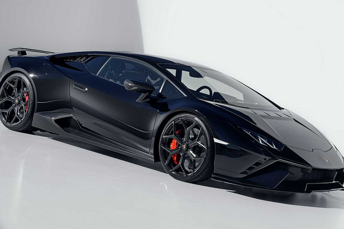 Novitec đã bổ sung các tấm ốp mới dọc hai bên thân xe, từ đây giúp hạ thấp chiều cao tổng thể của xe, đồng thời chi tiết này cũng được tích hợp các cửa hút gió giúp làm mát phanh sau. Hãng độ còn trang bị thêm cho xe hệ thống treo độ giúp giảm thêm chiều cao tổng thể của mẫu siêu xe Ý.