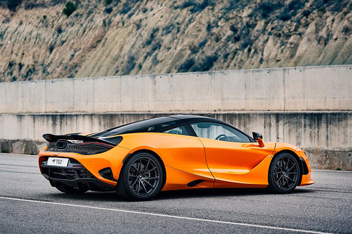 Siêu xe McLaren 750S sở hữu khoảng 30% các bộ phận mới hoặc được thay đổi để mang đến những cải tiến này, đồng thời kết nối và mang đến nhiều cảm xúc hơn cho người cầm lái. Với tất cả những chi tiết làm từ sợi carbon và vật liệu giải thiểu trọng lượng.