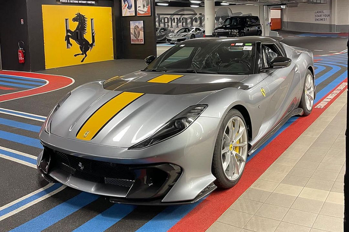 Giá khởi điểm của xe Ferrari 812 Competizione được hãng siêu xe Ý công bố là 601.570 đô la (tương đương 14 tỷ đồng), nếu về Việt Nam, giá lăn bánh của xe không thể thấp hơn 35 tỷ đồng