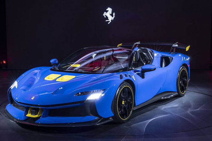 Hai mẫu siêu xe Ý được sản xuất với số lượng giới hạn chỉ 799 chiếc, giá xe Ferrari SF90 XX Stradale niêm yết là 770.000 Euro (khoảng 19,83 tỷ đồng), trong khi hai con số tương ứng của bản Spider là 599 chiếc và 850.000 Euro (21,89 tỷ đồng). Đáng chú ý, tất cả số xe đều đã được bán hết từ trước khi hãng công bố ra mắt.