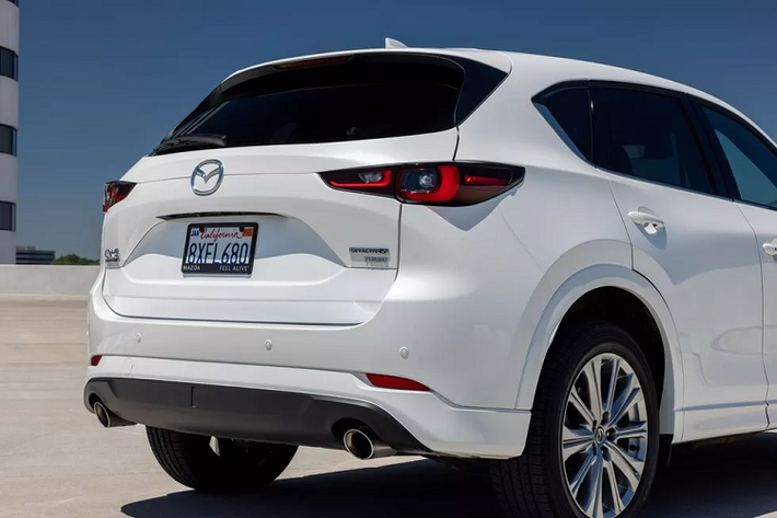 Mazda CX-5 2023 mới đã ra mắt toàn cầu (phiên bản trong bài viết đang được bán tại Mỹ), phiên bản nâng cấp này vẫn duy trì ngôn ngữ thiết kế KODO. Tuy nhiên các chi tiết đã được điều chỉnh lại theo hướng thanh mảnh và tinh tế hơn. Họa tiết lưới tản nhiệt cũng được làm mới tương tự mẫu Mazda 3 ra mắt trước đó.