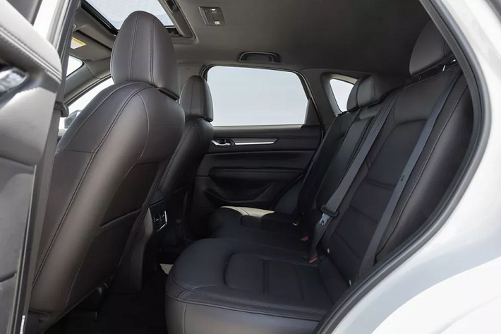 Các trang bị tiện ích đáng chú ý khác trên Mazda CX-5 thế hệ mới có: cửa sổ trời, sạc không dây, cảm biến đỗ xe phía trước, cốp điện, camera 360 độ và nhớ ghế hàng ghế trước.