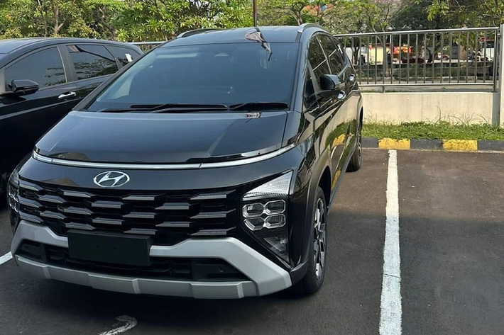 Theo kế hoạch, tại triển lãm GIIAS 2023 khai mạc vào ngày 10/8 tới đây tại Indonesia, hãng Hyundai sẽ chính thức vén màn phiên bản mới mang tên X (Cross) của dòng MPV cỡ nhỏ Stargazer. Trước thời điểm trình làng, Hyundai Stargazer X 2024 mới đã bất ngờ xuất hiện tại đại lý.