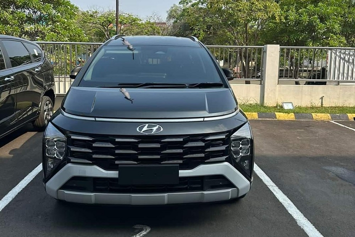 Qua những hình ảnh chụp tại đại lý, có thể thấy mẫu xe MPV Hyundai Stargazer X 2024 quả thực là phiên bản được thiết kế theo phong cách SUV lai MPV, tương tự công thức áp dụng cho những đối thủ như Mitsubishi Xpander Cross, Toyota Veloz và Suzuki XL7. So với phiên bản thường, Hyundai Stargazer X 2024 có nhiều chi tiết ngoại thất khác biệt, đầu tiên phải kể đến lưới tản nhiệt thể thao hơn.
