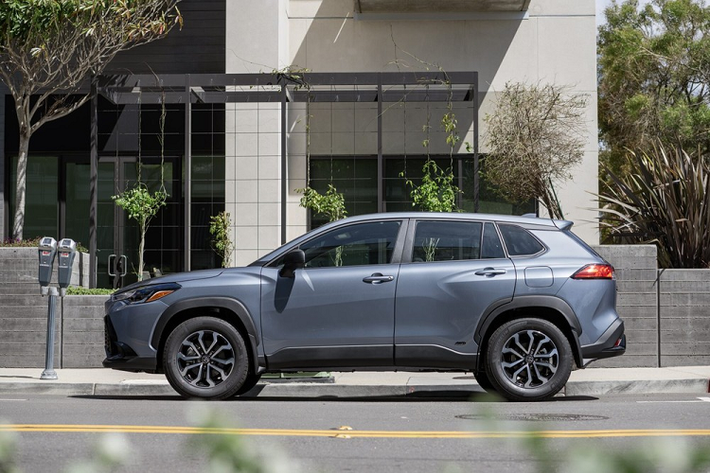Không chỉ được trang bị động cơ mạnh hơn, Toyota Corolla Cross Hybrid 2023 tại Mỹ còn có thiết kế khác biệt so với xe ở Việt Nam. Trên thực tế, mẫu SUV cỡ B này sở hữu thiết kế giống với Toyota Corolla Cross ở Nhật Bản và Toyota Frontlander dành cho Trung Quốc.