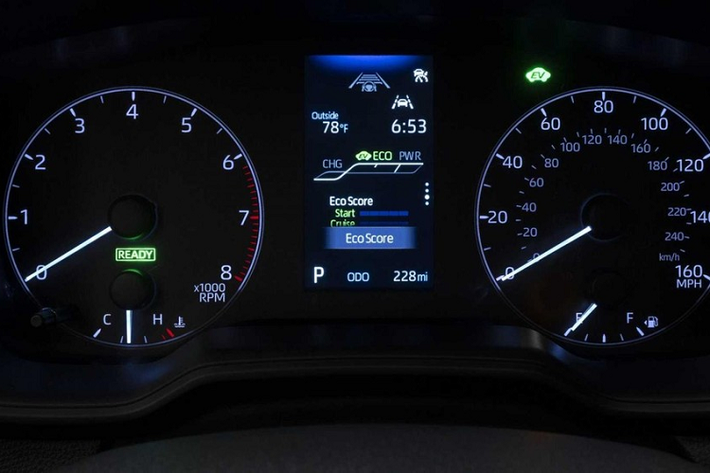 Ở bản SE, Toyota Corolla Cross Hybrid 2023 còn có thêm kính cửa sổ màu tối riêng tư và baga nóc. Riêng bản XSE sẽ được trang bị vành hợp kim 18 inch, sưởi ghế trước, ghế lái chỉnh điện và bảng đồng hồ kỹ thuật số.