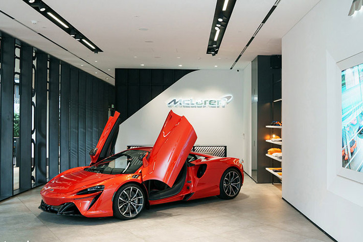 Đây là chiếc McLaren Artura chính hãng thứ hai cập bến Việt Nam. Tuy nhiên, chiếc này không để bàn giao cho khách mà chỉ để giới thiệu cho mọi người tham quan.