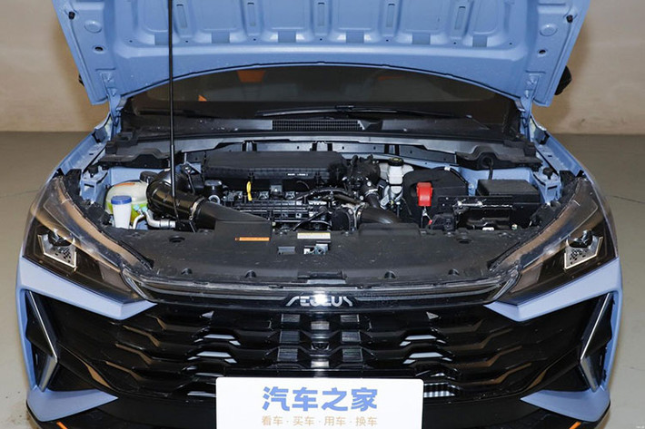 Yixuan cũng đã thêm các tấm trang trí màu vàng vào phần dưới của cản trước, khiến toàn bộ mặt tiền của chiếc xe năng động hơn. Ở phía sau xe, Fengshen Yixuan có trang bị cánh lướt gió khoét rỗng, bên dưới là cụm đèn hậu dạng xuyên suốt.