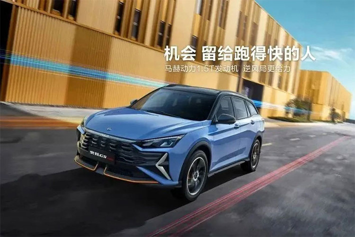 Fengshen Yixuan 2023 được trang bị động cơ 4 xi-lanh, dung tích 1.5 lít, nhưng tùy phiên bản mà công suất cực đại sẽ là 125 mã lực hoặc 197 mã lực, mô-men xoắn cực đại tương ứng là 158 Nm và 300 Nm, hệ truyền động này sẽ kết hợp với hộp số ly hợp kép 6 cấp hoặc hộp số sàn 5 cấp.