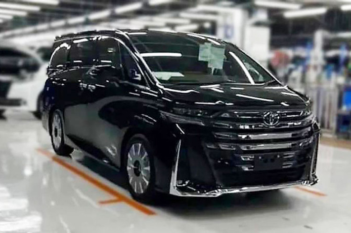 Phiên bản hybrid của Alphard 2024 cũng được trang bị hệ dẫn động 1 cầu hoặc 2 cầu E-Four. Hệ truyền động hybrid của Toyota Alphard 2023 mới cũng chính là loại hiện đang được dùng cho SUV hạng sang Lexus NX350h thế hệ mới. Hệ truyền động này tạo ra công suất tổng cộng 239 mã lực. Trong số những thị trường sẽ đón nhận Toyota Alphard thế hệ mới, dự kiến sẽ có cả Việt Nam.