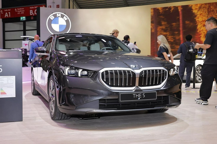  BMW 5-Series thế hệ mới đã chính thức trình làng vào hồi tháng 5/2023. Ở thị trường châu Âu, mẫu xe hạng sang này có tổng cộng 4 phiên bản, bao gồm 520i, 520d, 530e và 550e xDrive. Đến nay, khi tham gia triển lãm Ô tô Munich 2023, hãng BMW đã mang phiên bản 530e đến trưng bày và giới thiệu.