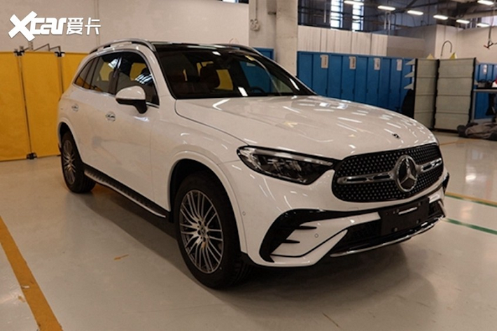 Vành la-zăng của bản này có đường kính 18 inch với thiết kế 5 chấu kép đơn giản hơn. Trong khi đó, Mercedes-Benz GLC 300L 2023 được trang bị hốc gió trung tâm hình thang, mang cá ở khe gió trước và vành la-zăng 20 inch với thiết kế đa chấu.