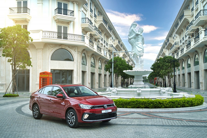 Volkswagen Virtus 2023 mới sở hữu ngoại hình kế thừa từ kiểu dáng thon dài của sedan phối cùng vẻ thể thao năng động của thiết kế đèn LED thời thượng và các đường gân 3D nổi bật. Các đường viền mạ chrome sắc nét vươn ngang một cách mạnh mẽ tạo sự kết nối các chi tiết ở phần đầu xe, mang đến cho Virtus một diện mạo táo bạo và khác biệt.