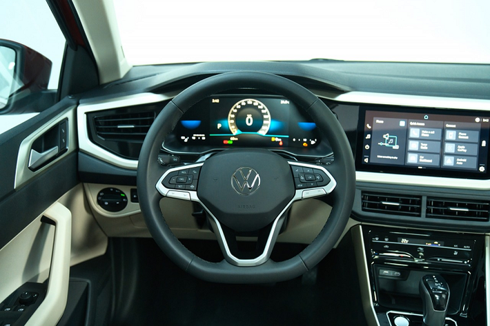 Các thông tin cần thiết cho người lái đều được hiển thị ở đồng hồ trung tâm Digital Cockpit (phiên bản Luxury) 8 inch có thể điều chỉnh, thay đổi giao diện. Hệ thống điều hoà tự động Climatronic điều khiển cảm ứng có bộ lọc không khí. Hệ thống âm thanh 8 loa mang đến không gian âm nhạc thư giãn cho cả 5 vị trí ngồi.