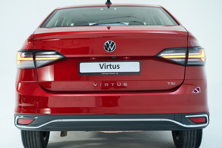 Virtus có trang bị an toàn cơ bản như phanh ABS/EBD, hệ thống cân bằng điện tử, hỗ trợ khởi hành ngang dốc, cảm biến đỗ xe phía sau, cảnh báo áp suất lốp, 6 túi khí. Bên cạnh đó là còn các tính năng nổi bật như: Hỗ trợ trả lái thông minh DSR, kiểm soát lực kéo EDTC và khoá vi sai điện tử EDL... Mức giá xe Volkswagen Virtus tại Việt Nam với 2 phiên bản lần lượt là 949 triệu đồng và 1,069 tỷ đồng.