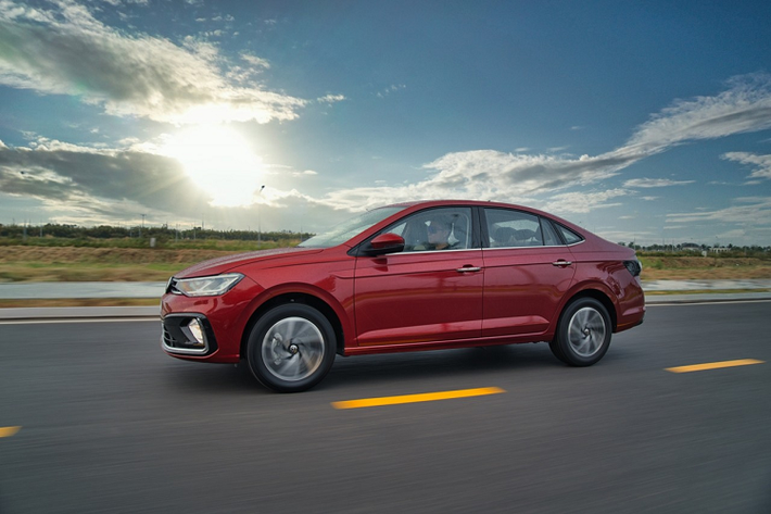 Động cơ 1.0 TSI của Virtus được trang bị Turbo tăng áp, phun nhiên liệu trực tiếp, biến thiên trục cam nạp và xả. Điều này tối ưu hóa lượng khí nạp và xả, tối ưu hoá khả năng vận hành và tiết kiệm nhiên liệu. Mức tiêu thụ nhiêu liệu chỉ ở mức 7,56 lít/ 100km.(bản Luxury - kết hợp), 6,64 lít/100km (bản Elegance - kết hợp).