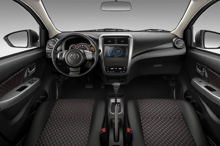 Bên trong cabin, Toyota Wigo 2023 thế hệ mới có bảng táp-lô thiết kế mới và vô-lăng có thể chỉnh cao thấp. Hệ thống giải trí nay đã được hỗ trợ kết nối Apple CarPlay và Android Auto không dây.