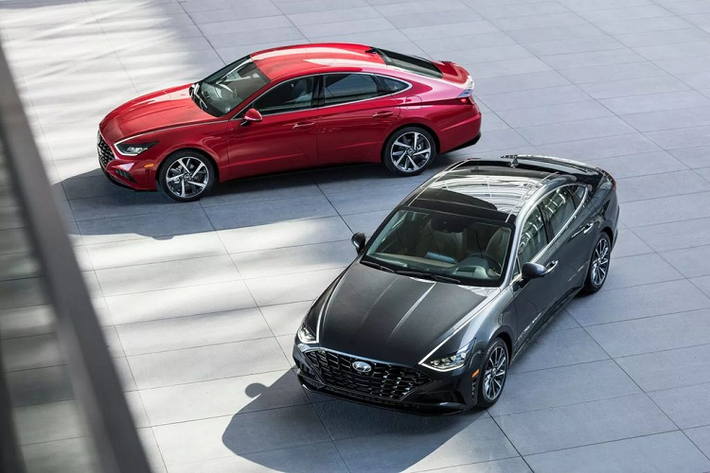 Tiếp đến là thiết kế hình lục giác, mang tính nhận diện thương hiệu của Hyundai cũng được cải tiến. Logo của hãng cũng đã được chuyển vị trí trung tâm lưới tản nhiệt lên trên nắp ca-pô, tương tự phong cách của Hyundai Accent thế hệ mới.