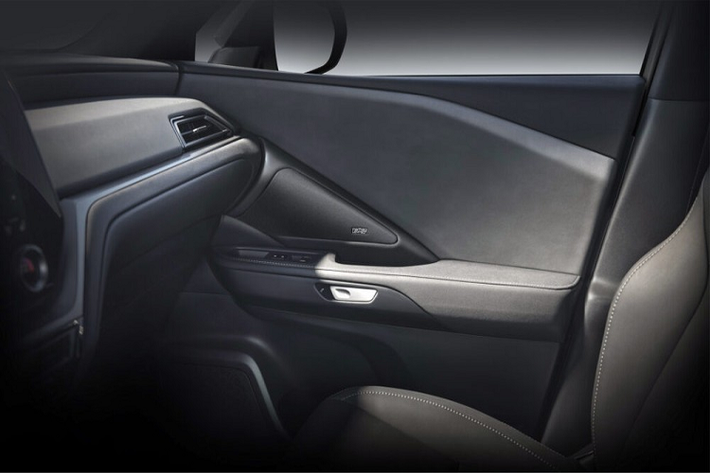 Theo hãng Lexus, hệ thống e-Latch đi kèm nút bấm được đặt trên tapi cửa và thay thế tay nắm cửa quen thuộc bên trong xe. e-Latch sẽ liên kết với hệ thống Safe Exit Assist có tác dụng tự động ngăn mở cửa khi phát hiện có ô tô hoặc người đi xe đạp đang tới gần từ phía sau.