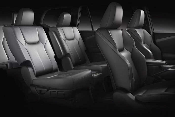 Theo đó, mẫu xe crossover Lexus TX 2024 sẽ chính thức trình làng vào ngày 8/6/2023 tới đây. Đồng thời, hãng Lexus cũng tung ra một số hình ảnh đầu tiên của khoang hành khách bên trong mẫu crossover hạng sang mới này. Những hình ảnh này đã xác nhận việc tân binh của thương hiệu Lexus được trang bị nội thất 3 hàng ghế với cấu hình chỗ ngồi 2+2+2.