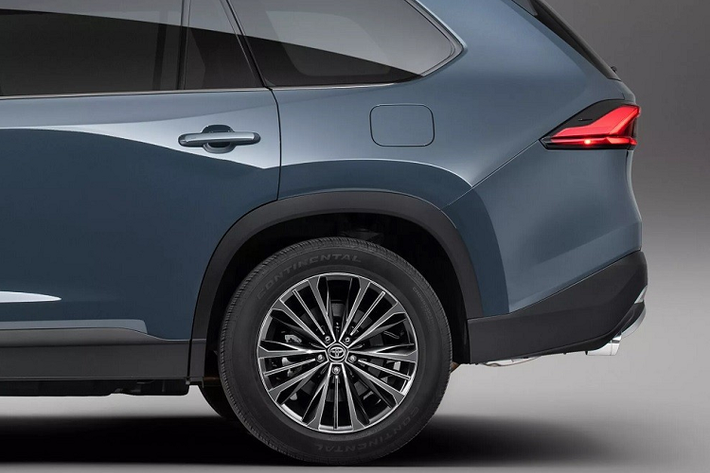 Hiện thiết kế ngoại thất của Lexus TX 2024 vẫn chưa lộ diện hoàn toàn. Hình ảnh do hãng Lexus tung ra trước đó chỉ cho thấy một phần thiết kế ở khu vực sườn xe và phía sau xe. Qua đó, có thể thấy tân binh của gia đình Lexus sở hữu thiết kế cửa sau và cột C giống với Toyota Grand Highlander 2024 đã ra mắt thị trường Mỹ vào hồi tháng 2 năm nay.