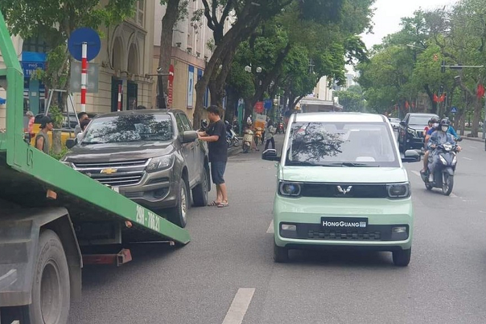 Việc Wuling Hongguang Mini EV tại Việt Nam có lô hàng xe đầu tiên xuất xưởng, đã nhận được sự quan tâm của cộng đồng mạng. Vào ngày 19/6 vừa qua, hình ảnh 2 chiếc xe điện Wuling Hongguang Mini EV xuất hiện tại phố Đinh Tiên Hoàng giao với phố Lê Thạch ở Hà Nội đã nhận được sự quan tâm của cộng động mạng