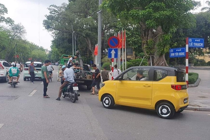 Wuling Hongguang Mini EV giá rẻ kể từ khi ra mắt tại Trung Quốc đã nhanh chóng đứng đầu danh sách xe điện bán chạy nhất nước này. Thành công ở quê nhà đã làm động lực cho hãng xe Trung Quốc mạnh dạn xuất ngoại Wuling Hongguang Mini EV sang Việt Nam.