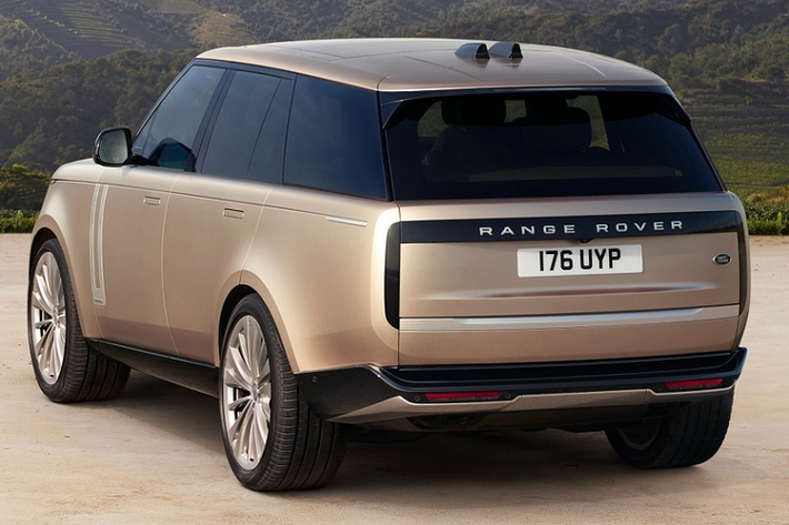 JLR cũng tiết lộ Trung tâm sản xuất động cơ của họ ở Wolverhampton, Vương quốc Anh, hiện đang sản xuất động cơ đốt trong Ingenium cho các phương tiện của mình, sẽ có một trung tâm trong tương lai chuyên về điện sản xuất các bộ truyền động điện và bộ pin cho các mẫu xe thế hệ tiếp theo của JLR. Nó sẽ được đổi tên thành Trung Tâm Sản Xuất Động Cơ Điện để thể hiện động thái này.