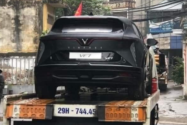 Không lâu sau khi chính thức xuất xưởng VF5, VinFast tiếp tục có động thái nhá hàng một mẫu SUV điện VF7. Ngày 30/4 vừa qua, hình ảnh VinFast VF7 tại Việt Nam đã lan truyền nhanh chóng trên mạng xã hội. Xe có màu sơn xám tối, khá giống với mẫu concept từng được giới thiệu tại triển lãm Los Angeles Auto Show 2022.