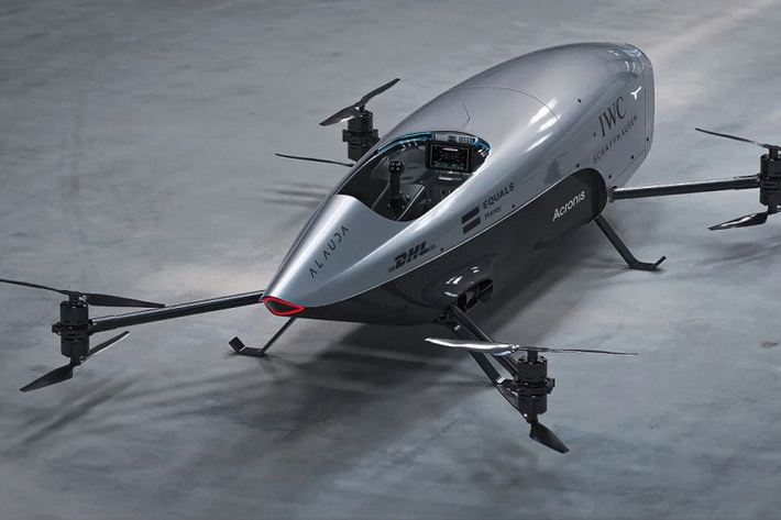 Airspeeder MK3 biết bay là sản phẩm của công ty Alauda Aeronautics – Công ty chuyên sản xuất các dòng xe điện có trụ sở tại Adelaide, được giới thiệu lần đầu tiên vào năm 2021. Theo công bố của nhà sản xuất, Airspeeder MK3 được thiết kế và chế tạo bởi các cựu kỹ sư từng làm việc cho McLaren, Jaguar, Rolls-Royce, Boeing và Brabham.