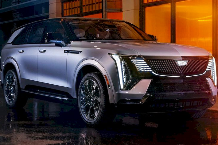Mẫu xe SUV điện Cadillac Escalade IQ được phát triển dựa trên nền tảng Ultium dành riêng cho xe điện. Nằm dưới gầm xe là cụm pin có dung lượng lên tới hơn 200 kWh, gấp đôi so với con số 102 kWh của Lyriq. Escalade IQ cũng được trang bị hệ thống sạc nhanh DC 350 kW, cho phép xe đi được thêm 160km chỉ sau 10 phút nạp điện.