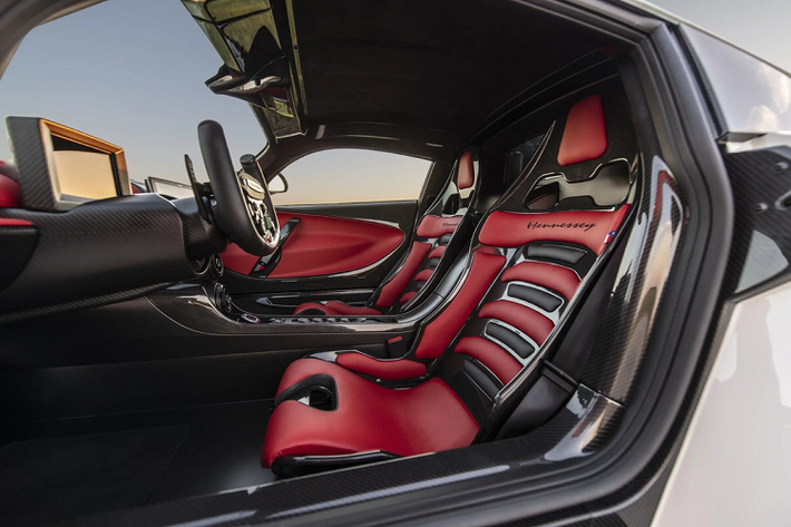 Tương tự Venom F5 và Venom F5 Roadster, nội thất của Venom F5 Revolution được lấy cảm hứng từ những mẫu máy bay chiến đấu với trang bị ghế đua bằng sợi carbon.