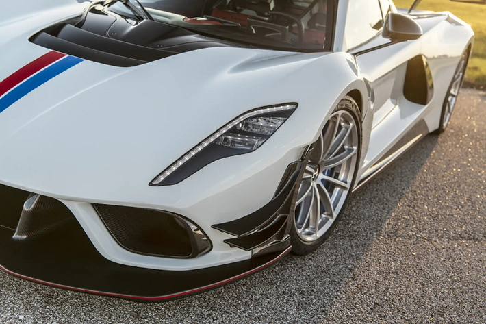 So với Venom F5, cản trước của Venom F5 Revolution được bổ sung các cánh gió khí động học và tấm ốp cản, giúp tăng cường lực ép xuống mặt đường tại cầu trước.