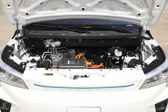 Vào ngày 28/9/2023, Dongfeng Fengguang E380 đã bổ sung thêm phiên bản đổi pin/phiên bản tùy chỉnh mới ra thị trường, tổng cộng có 6 mẫu được ra mắt với mức giá dao động từ 129.100 nhân dân tệ đến 169.100 nhân dân tệ (tương đương 420 triệu đồng đến 549 triệu đồng).