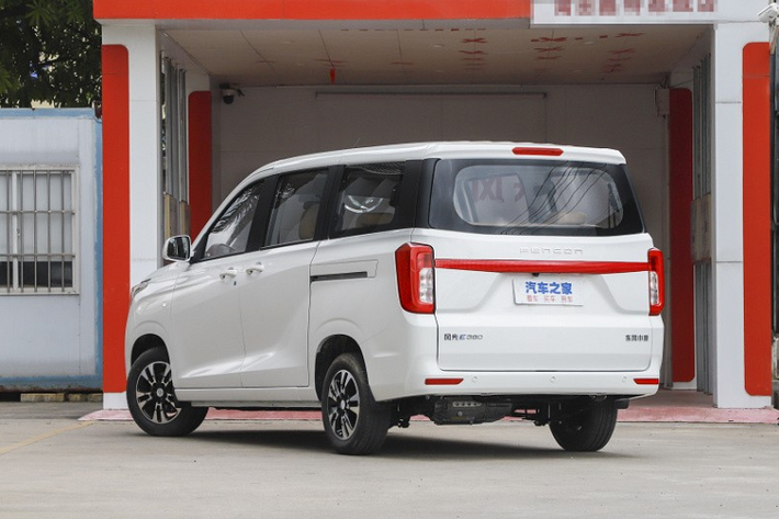Về sức mạnh, xe Dongfeng Fengguang E380 mới sử dụng hệ dẫn động cầu sau, động cơ điện có công suất tối đa 82 mã lực và mô-men xoắn cực đại 220 Nm. Theo chu trình thử nghiệm CLTC của Trung Quốc, Dongfeng Fengguang E380 2023 mới có phạm vi di chuyển toàn diện là 350 km cho bản cao nhất, các bản còn lại chỉ chạy được 310 km.