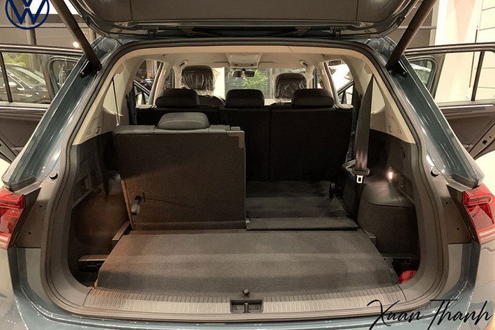 Nhìn chung, thiết kế và trang bị trên Tiguan Allspace bản cũ và mới không có quá nhiều khác biệt. Phiên bản mới chỉ được tinh chỉnh một chút ở cản trước và sau, cụm đèn led và nút cảm ứng bên trong nội thất.