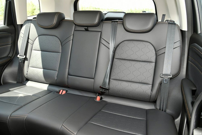 Đặc biệt, Haval Big Dog 2023 còn có màn hình hiển thị thông tin kính lái HUD và công nghệ "nắp ca-pô trong suốt" tương tự SUV hạng sang của thương hiệu Land Rover. Công nghệ này đi kèm camera nằm dưới gầm trước, cho phép người lái quan sát bên dưới nắp ca-pô của xe.