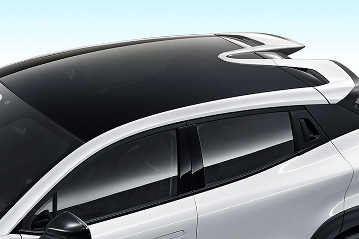 Đằng sau, Changan Uni-T 2023 được trang bị cánh gió mui chia làm đôi, tạo thành hình chữ "V" trên nóc và đèn hậu nhỏ gọn, ôm lấy 2 góc đuôi xe. Thêm vào đó là khe gió giả hình tam giác trên cản sau, 4 đầu ống xả giả hình thang và bộ khuếch tán gió thể thao.