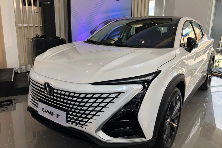 Tương tự UNI-K, Changan Uni-T 2023 của Trung Quốc cũng được áp dụng ngôn ngữ thiết kế Vision V mới nhất. Điều này được thể hiện rõ qua khu vực đầu xe với lưới tản nhiệt hình không viền. Bên trong lưới tản nhiệt là những mắt lưới hình kim cương và được sơn cùng màu với thân xe.