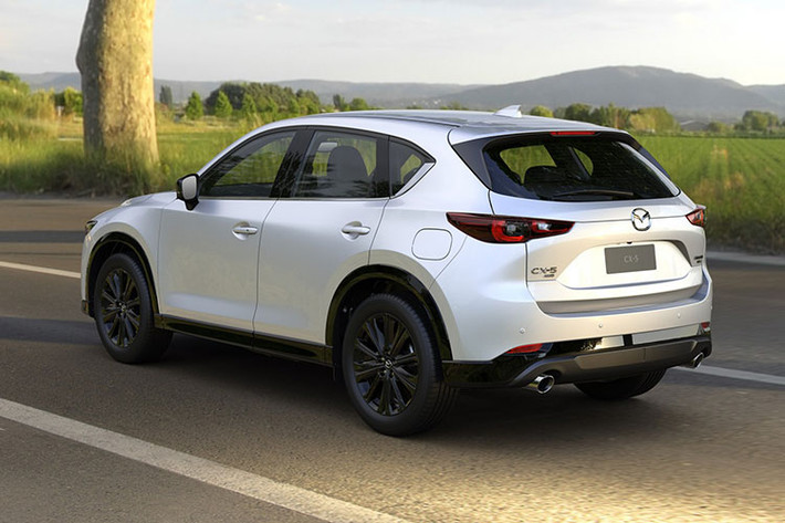 Các trang bị tiện ích đáng chú ý khác trên Mazda CX-5 thế hệ mới có: cửa sổ trời, sạc không dây, cảm biến đỗ xe phía trước, cốp điện, camera 360 độ và nhớ ghế hàng ghế trước. Về trang bị an toàn, Mazda CX-5 2023 được bổ sung thêm tính năng Cruising & Traffic Support cho gói an toàn cao cấp i-Activsense.