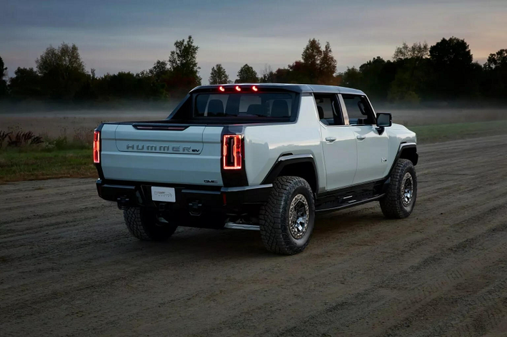 Bán tải điện GMC Hummer EV 3X Pickup 2024 trang bị bộ pin 24 mô-đun có thể đi xa hơn 42 km (26 dặm) so với mẫu đời cũ 2023. GMC không tiết lộ cụ thể bằng cách nào họ có thể tăng phạm vi hoạt động cho sản phẩm của mình, chỉ biết rằng càng lúc cách biệt so với đối thủ Ford F-150 Lightning càng lớn, khi mẫu xe đó chỉ có quãng đường di chuyển tối đa là 515 km (320 dặm).