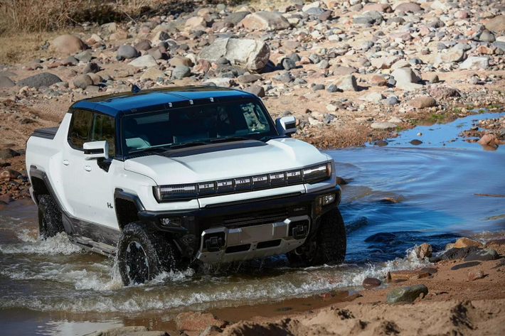 Mẫu xe bán tải GMC Hummer EV 3X Pickup 2024 mới sẽ chính thức được bán ra tại Mỹ vào mùa thu này, với cải tiến đáng chú ý nhất là tầm di chuyển tối đa trong một lần sạc đầy pin của xe tăng lên tới 613 km (381 dặm).
