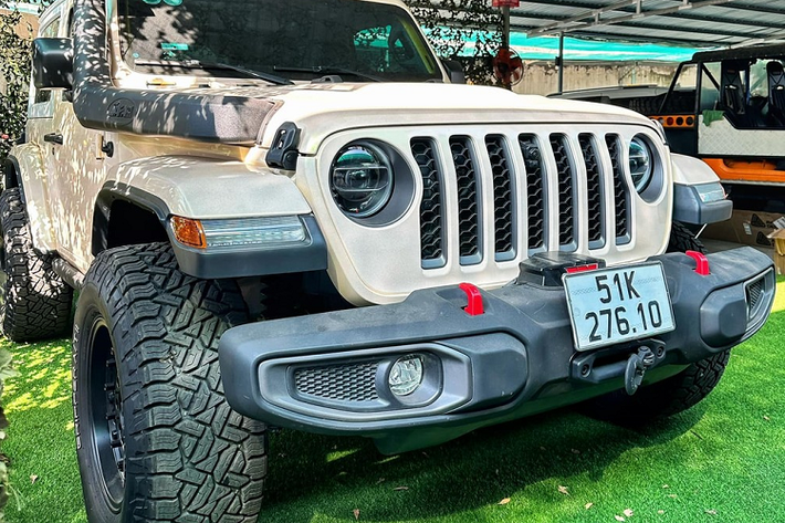 Là 1 người rất thích chơi các dòng xe SUV, trong bộ sưu tập xe của mình, ông Đặng Lê Nguyên Vũ không thể bỏ qua được thương hiệu xe Jeep khi ước tính sở hữu trên 6 chiếc, trong số này, ông có đến 3 chiếc xe Jeep Wrangler phiên bản Rubicon mà còn là dòng chỉ có 2 cửa. Trong đó, 1 xe được dán màu xanh quân đội nhám và xe thứ 2 mới lộ diện với bộ áo có thể gây bất ngờ nhiều người.