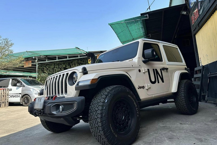 Jeep Wrangler 2 cửa là dòng xe mang tính biểu tượng của thương hiệu xe việt dã Mỹ, dù được ra mắt từ năm 1986 và không ngừng được nâng cấp, cải tiến cho tới tận ngày nay nhưng Wrangler vẫn giữ kiểu dáng đậm chất off-road, vào thị trường Việt Nam từ cuối năm 2020, Jeep đã gặt hái được nhiều thành công nhất định và Wrangler trở thành quân bài chủ lực.